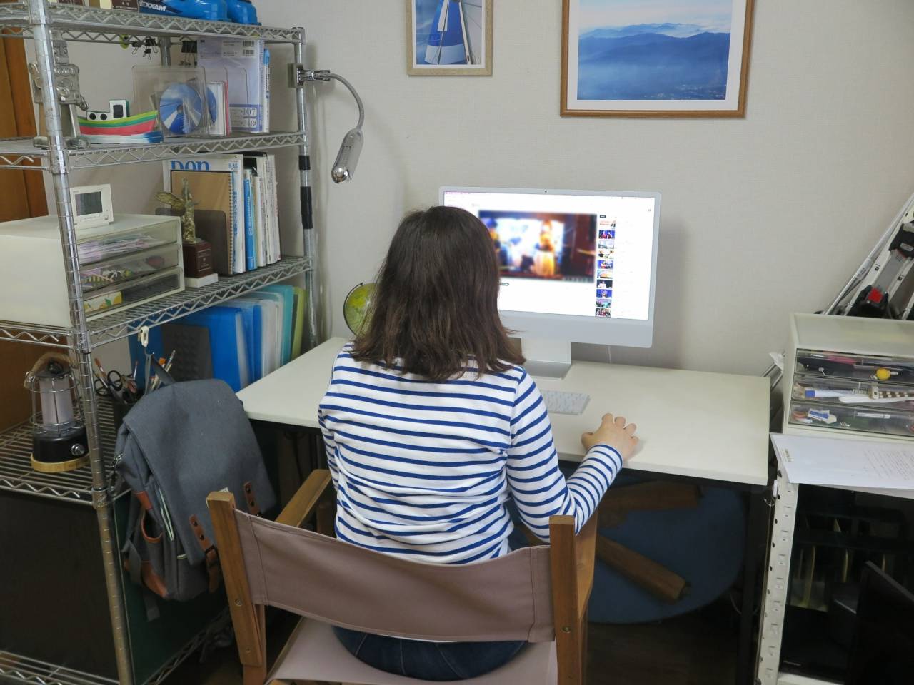 デスクワークで腰や背中が張る女性